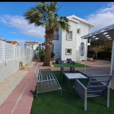 Family Close To The Sea شقة لارنكا